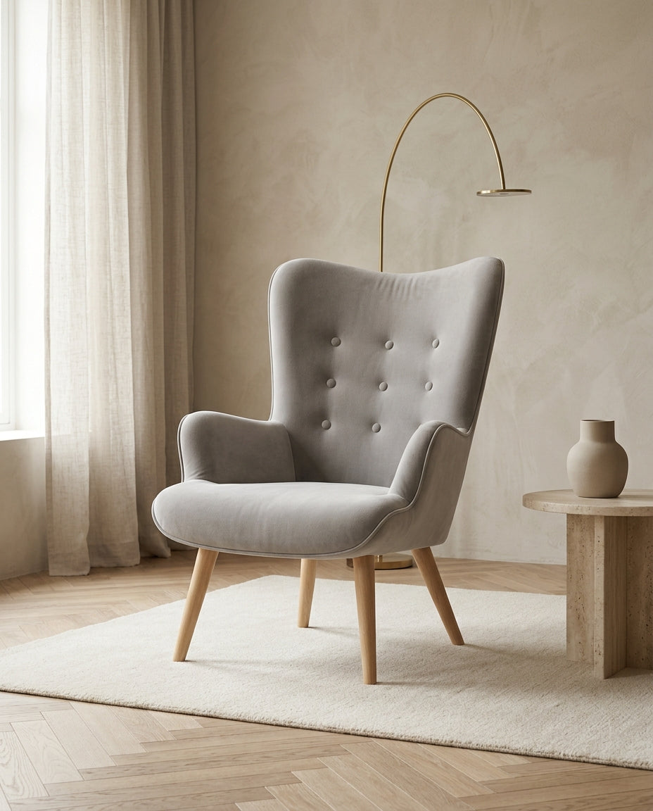 Sillón Tarina gris junto a un sofá en un living con repisa de madera